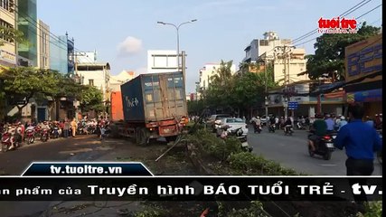 Người đi xe máy té nhào vì mặt đường rải cát sau tai nạn