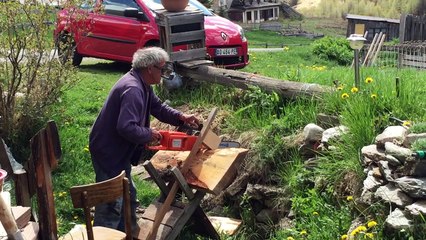 Antoine coupe à la tronçonneuse son bois !
