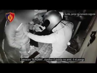 Report TV - Grabitësit i drejtojnë armën fëmijës për t'i marrë lekët babit