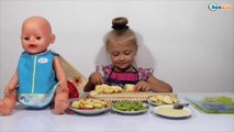 ✔Baby Born. Un postre de plátano de la “chef” Yaroslava / Vídeo para niñas / Juguetes ✔
