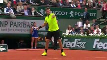 Stan Wawrinka tape des balles avec un ramasseur - Tennis