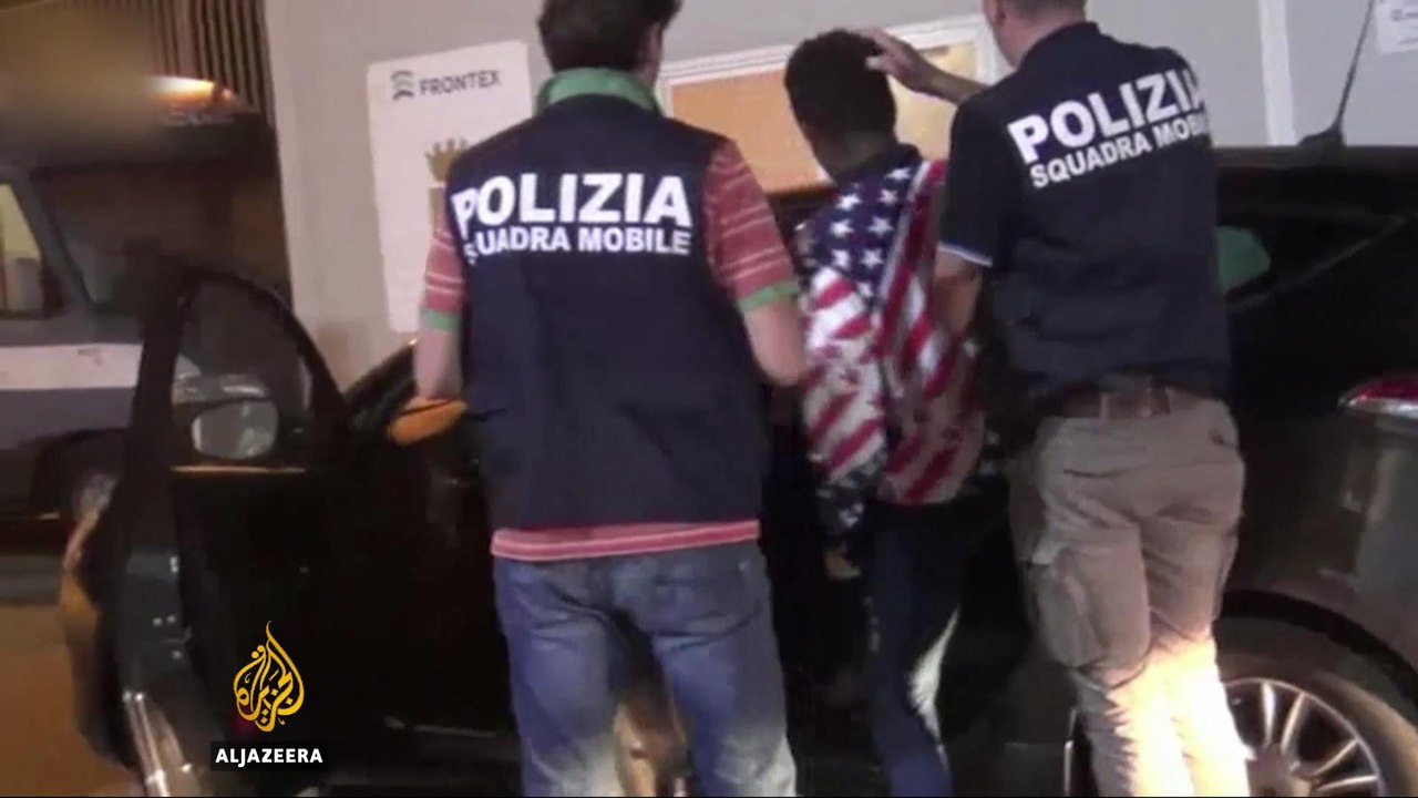 Italy makes arrests after hundreds drown in shi...