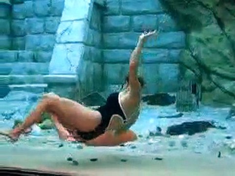 Brave Girl holds breath underwater - Awesome Trick