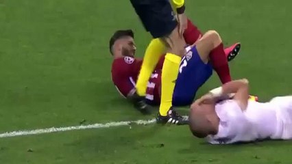 Un footballeur pète un cable à cause de la simulation de son adversaire