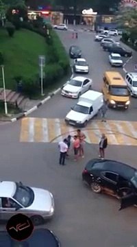 Des débiles bloquent la route pour drifter en voiture et c'est le drame