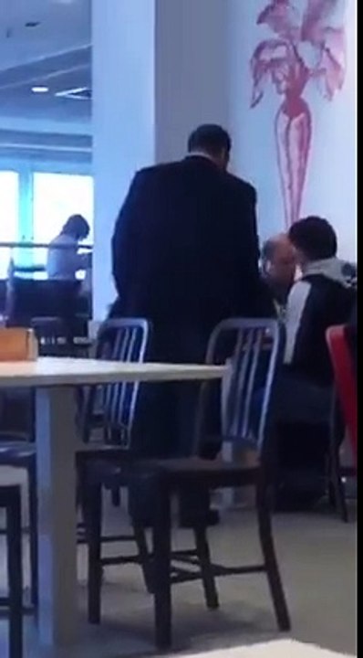 Nawaz Sharif in restaurant of london with family