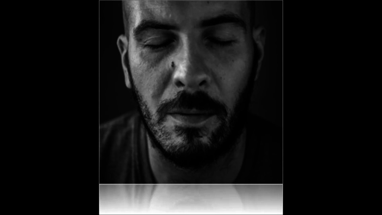 Minuta z Tobą jak wieczność, wiesz, to nieśmiertelność zasad Jakbyś mi wlała przez wenflon do krwi bezpośrednio prasad Ponoć za wysoko latam