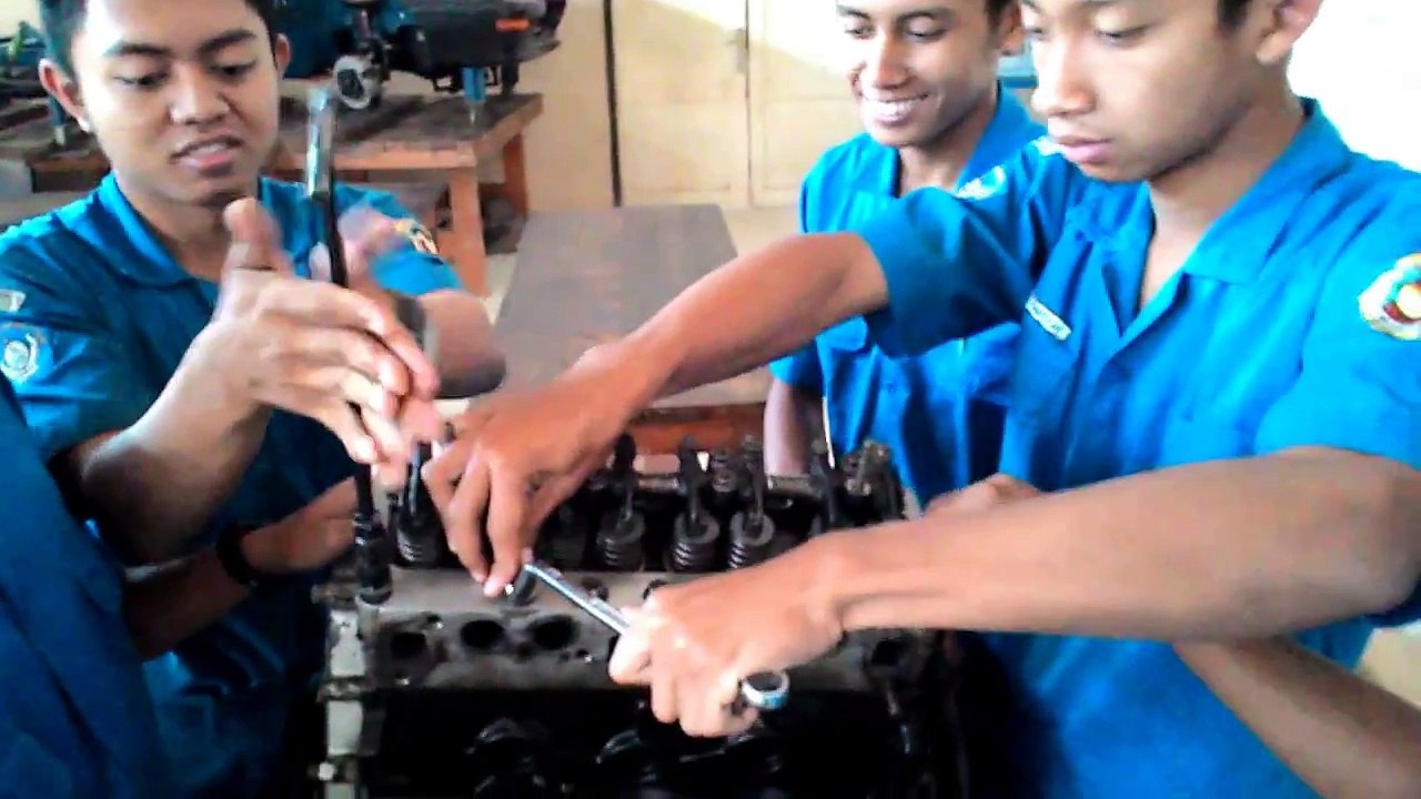 smkn 1 gombong XIITKRD bengkel pmkr ,23 09 2015 ,letting 17 angkatan 2013-2016