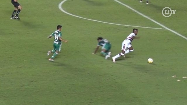 Relembre os dribles desconcertantes de Kelvin em Zé Roberto