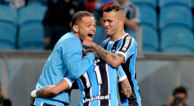 Jovem Everton brilha, Grêmio vence o Coritiba e assume a ponta do Brasileirão