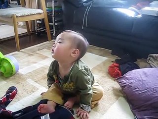 Bébé drôle sommeil drôle