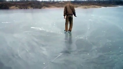 La réaction étonnante d'un tir de pistolet dans la glace !