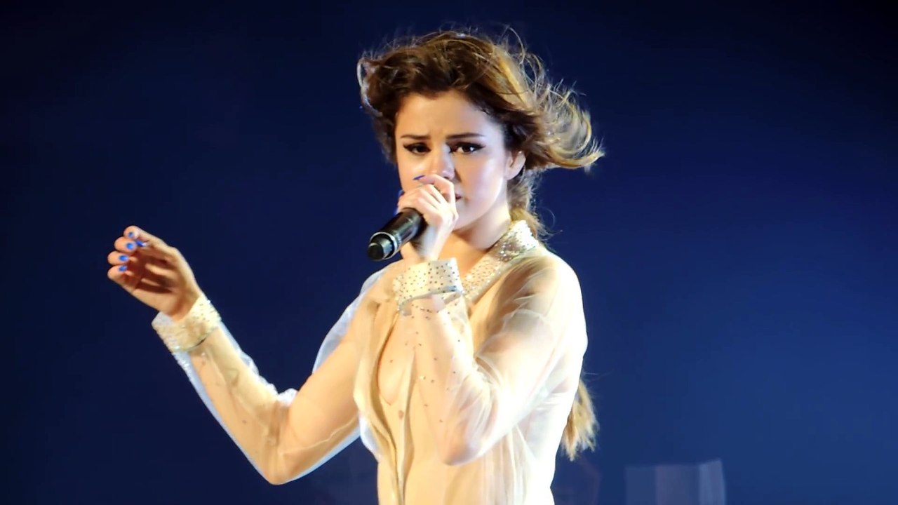 Selena Gomez surprise par ses Fans qui chantent tout lors d'un concert à Montréal