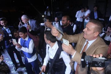 İş adamının oğlunun sünnetinde dolarlar havada uçuştu