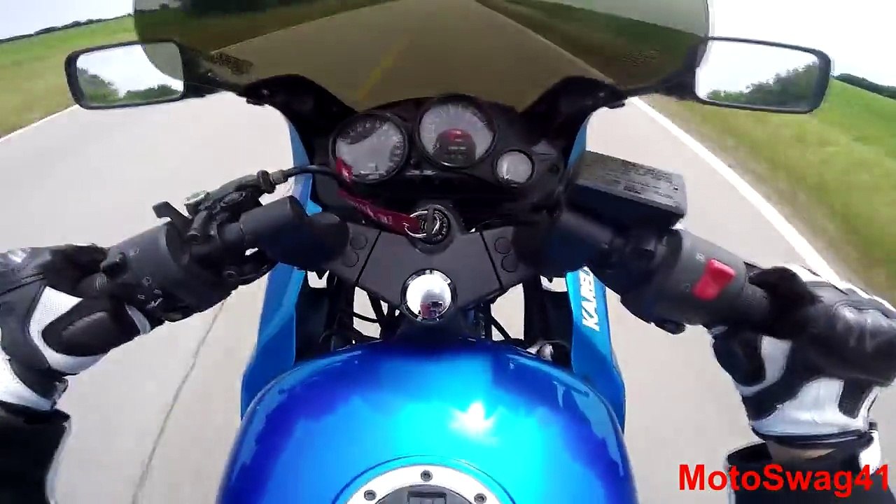 Un motard panique en voyant son ami chuter