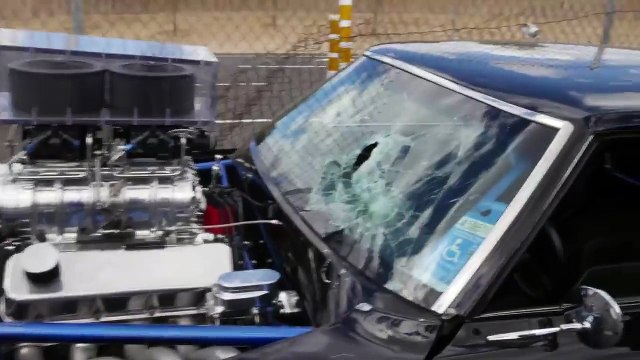 Régis détruit sa Camaro en fonçant dans un grillage !