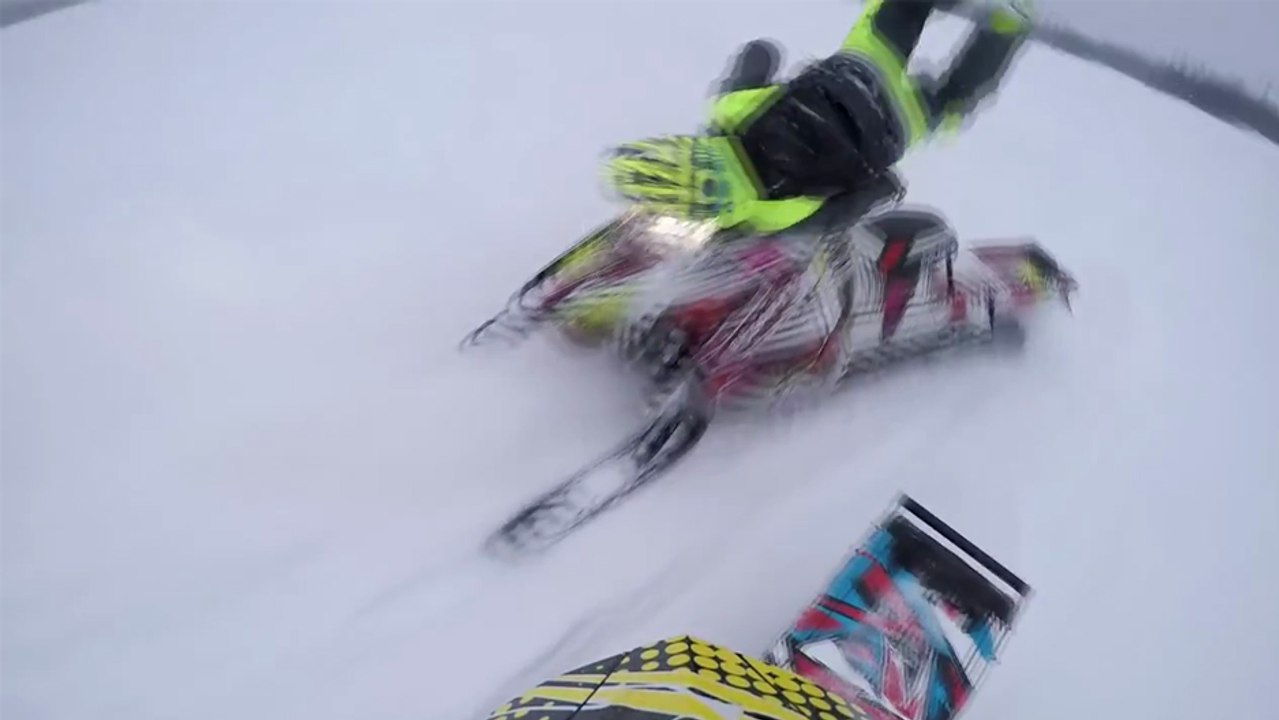 Son ami enclenche la marche arrière sur sa moto neige !
