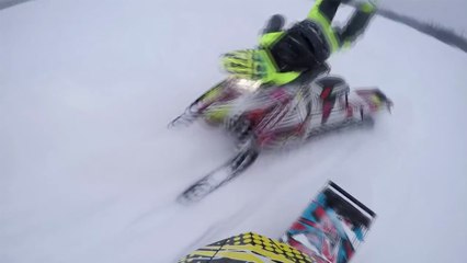 Son ami enclenche la marche arrière sur sa moto neige !