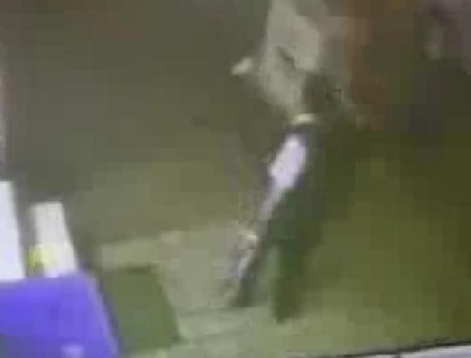 Silahla dışarı fırladı, dehşet saçtı... Dehşet anı güvenlik kamerasında