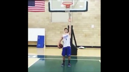 Il va dunker depuis la ligne de lancer franc alors qu'il mesure 1m85 : détente de malade!