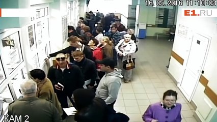 Une femme grille la file d'attente et se fait taxer