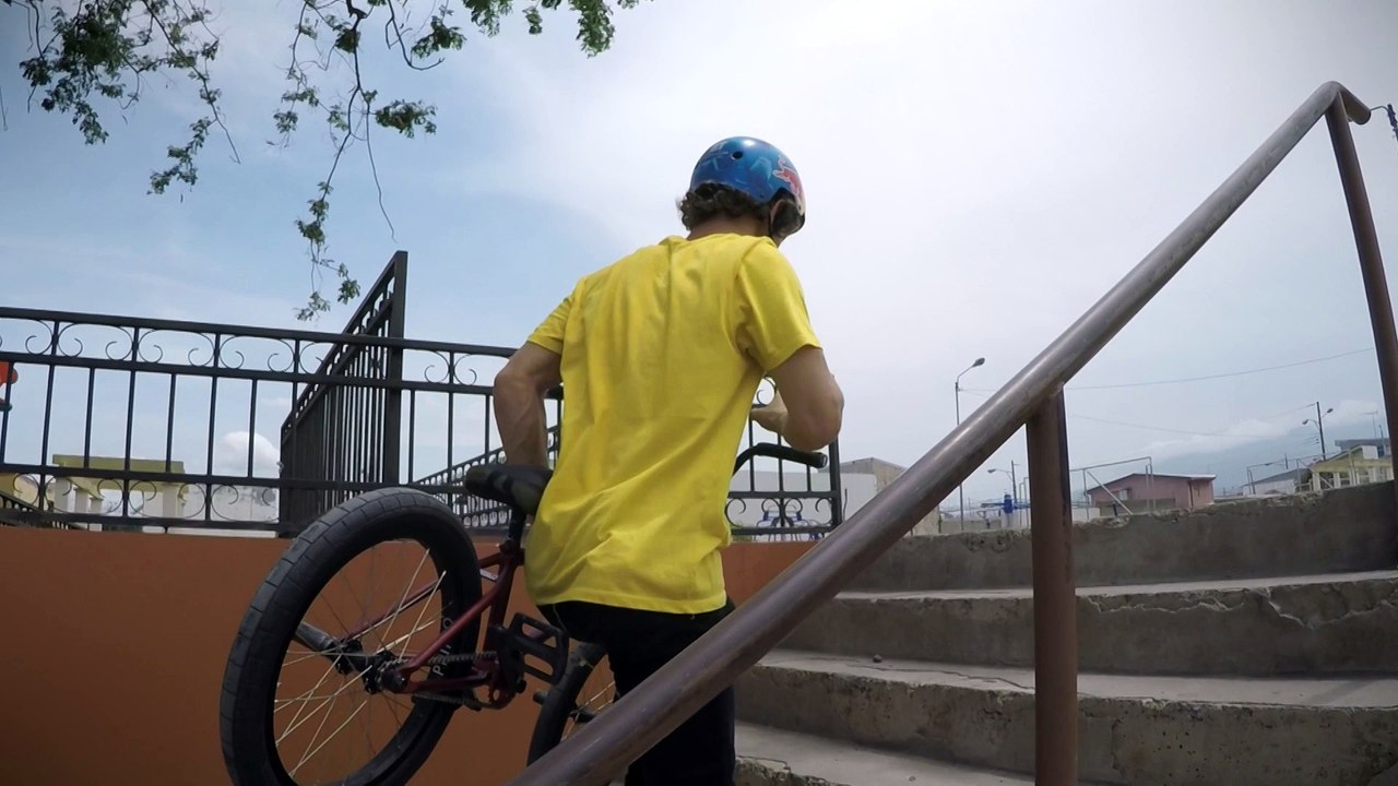 BMX - Adrénaline : Kenneth Tencio réalise une première, un backflip au-dessus d'escaliers