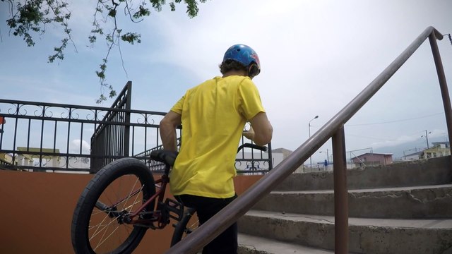 BMX - Adrénaline : Kenneth Tencio réalise une première, un backflip au-dessus d'escaliers