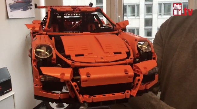 Vídeo: ¡Vaya 'frikada'! Mira este Porsche 911 GT3 RS hecho de Lego