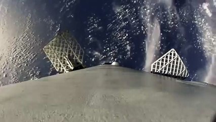Atterrissage vu de la fusée Falcon 9 sur une barge en pleine mer