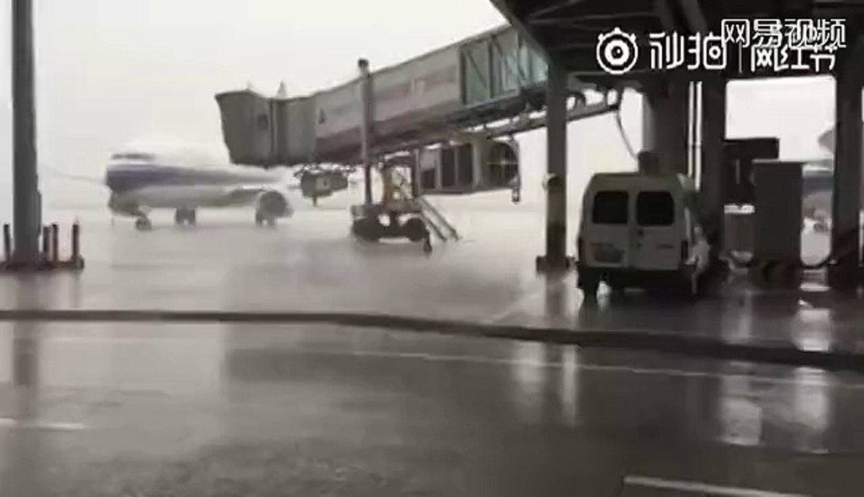 广东揭阳机场一客机遭雷击 火光四射
