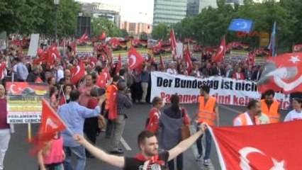 Berlin?de 'Ermeni Soykırımı İddialarına' Karşı Yürüyüş