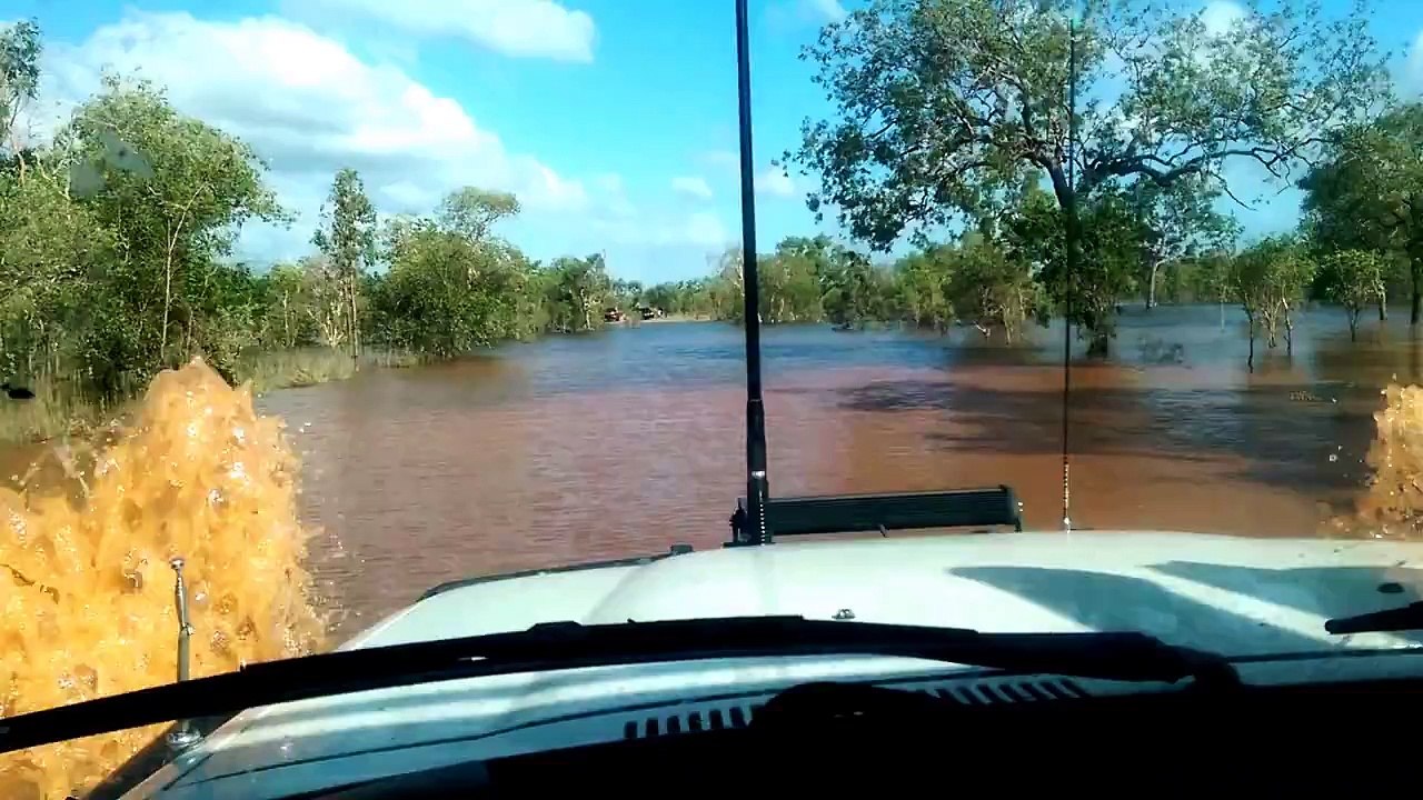 Un 4x4 Land Cruiser traverse une rivière profonde