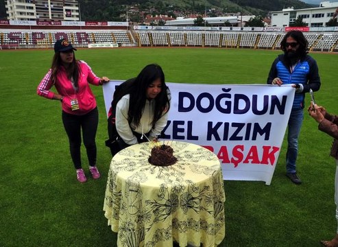 Paraşütle atlayan kızına sürpriz doğum günü kutlaması