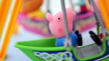 Pig George da Familia Peppa Pig no Parque de Diversao!!! Em Portugues Tototoykids