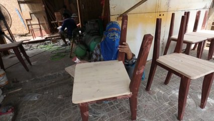 Muebles nacidos de la miseria entre vías de tren en Bangkok