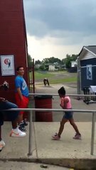 Un mec fait un saut énorme