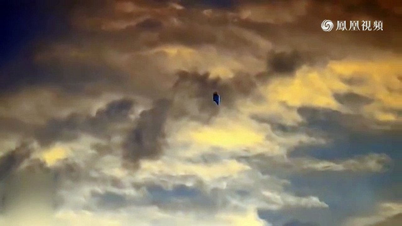 美国空军基地惊现UFO 诡异形状再掀疑云