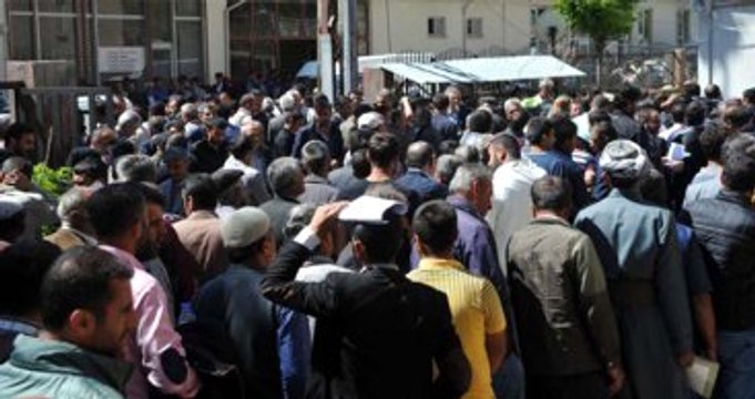 Yüksekova'da Evine Dönenler, Zarar Komisyonları Önünde Uzun Kuyruklar Oluşturdu