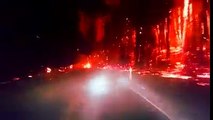 Condutor filma passagem por uma estrada no meio de uma floresta em chamas!