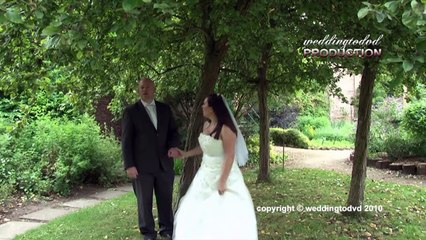 Les mariés se dépêchent pour aller à leur mariage, mais toute une surprise les attend sur le chemin!