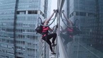 Une professionnelle de l'escalade grimpe un immeuble avec l'aide d'aspirateurs ! OMG !