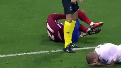 Un footballeur pète un cable à cause de la simulation de son