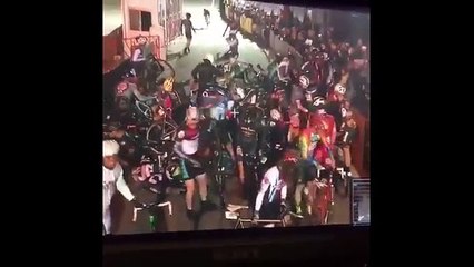 Quand une moto cale en plein milieu d'une course cycliste