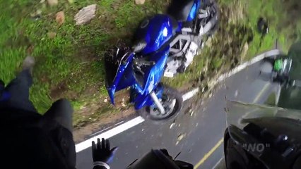 Un motard sauvé par l'airbag pendant une chute violente