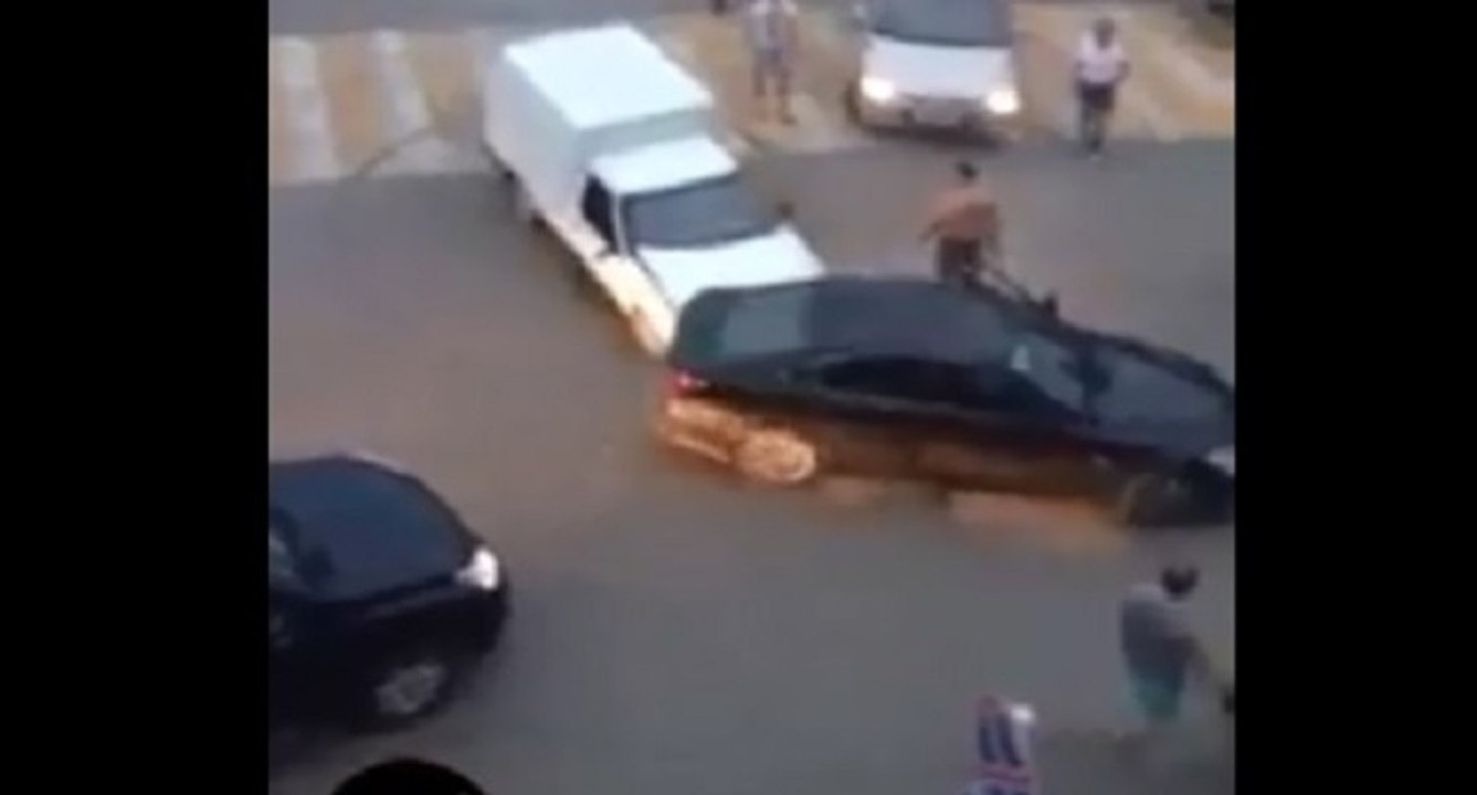 Russie : un conducteur en colère contre des jeunes qui font des drifts sur la route