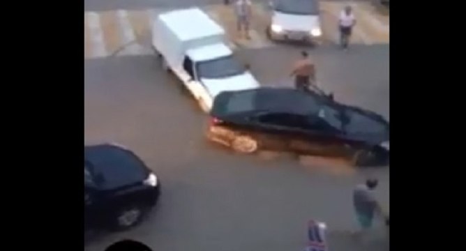 Russie : un conducteur en colère contre des jeunes qui font des drifts sur la route