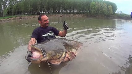 Combat intense avec un monstre d'eau douce le plus gros pois