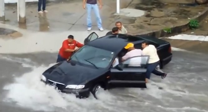 Une conductrice se retrouve coincée dans son véhicule lors d'importantes inondations