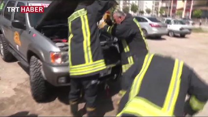 Aracın motoruna giren yılanı itfaiye ekipleri çıkardı
