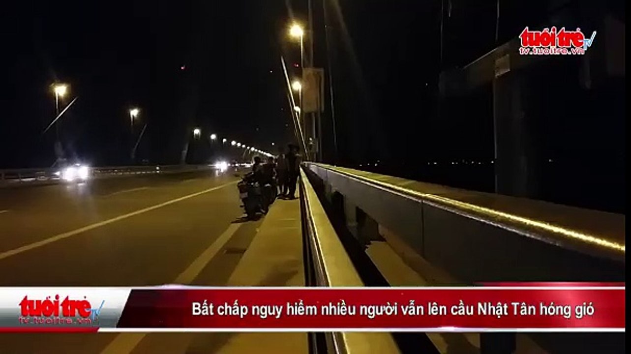 Bất chấp nguy hiểm nhiều người vẫn lên cầu Nhật Tân hóng gió